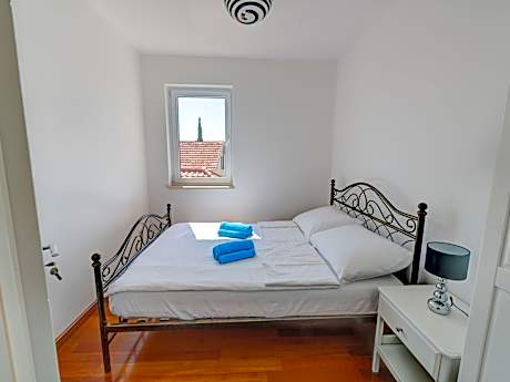 Adorable Apartment in Murter with Jacuzzi