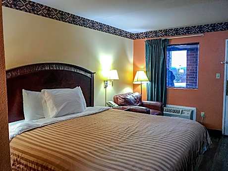 1 KING BED | MOBILITY ACC TUB SMK MICFRIDGE