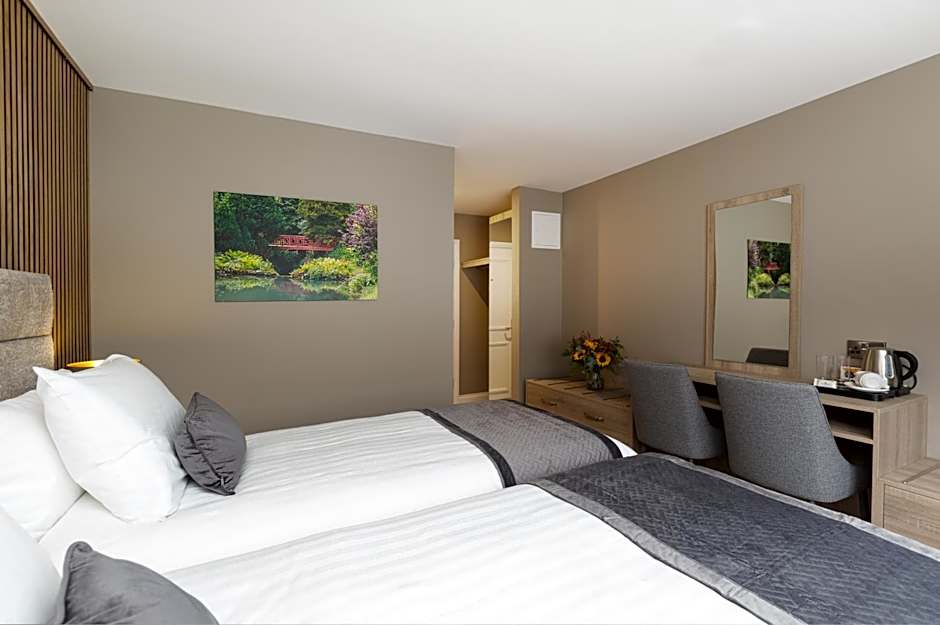 Castle Varagh Hotel & Bar