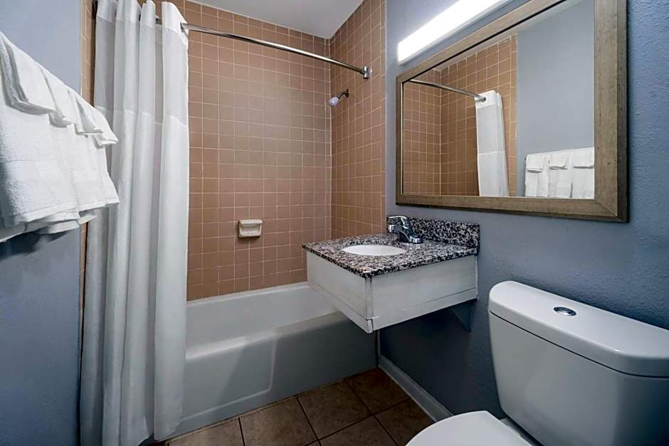 Super 8 by Wyndham Portsmouth - Norfolk