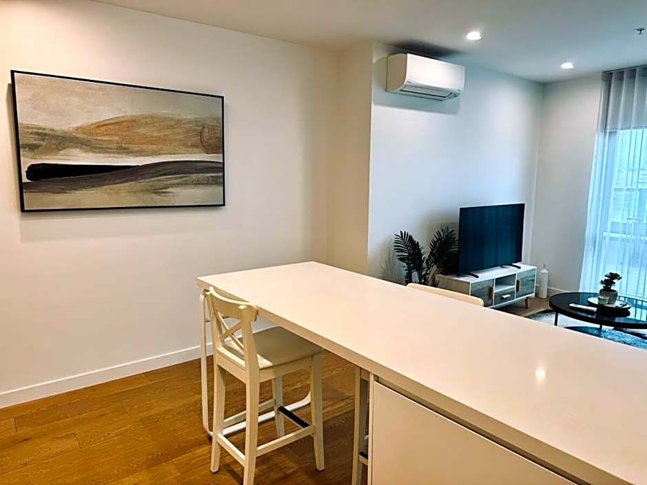 Chic 1BR Apt Urban Retreat Pool Parking Gym