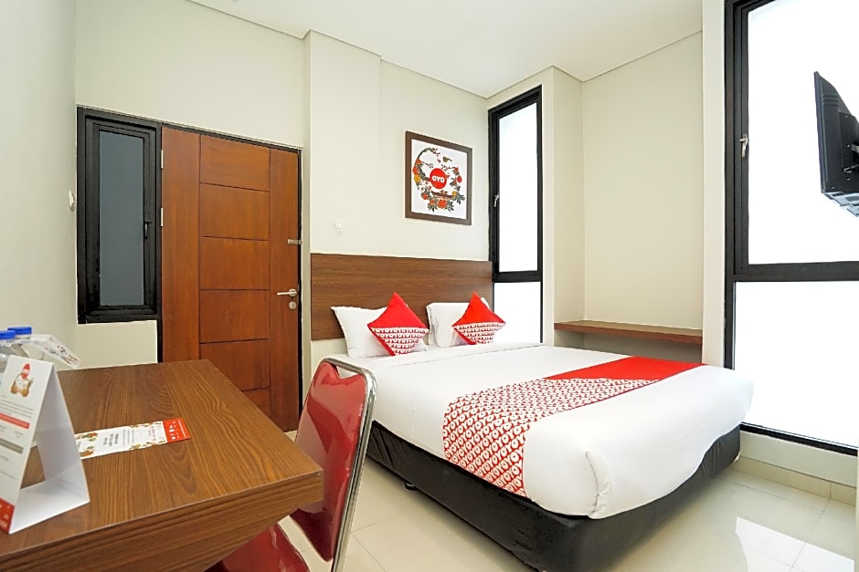 Capital O 449 The Colins