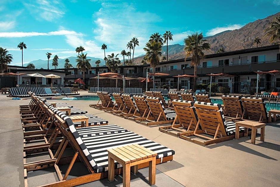 V Palm Springs