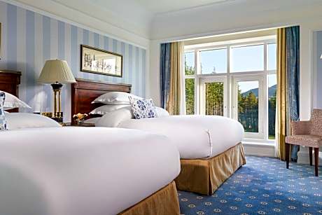 One-Bedroom Suite with Mountain View And Balcony