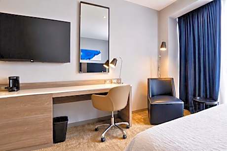 2 Double Beds W/Floor To Ceiling Windows