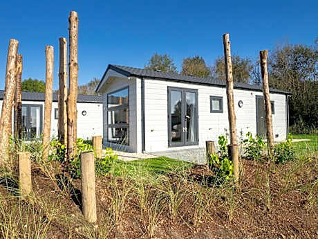 Comfortable chalet with microwave, near the beach