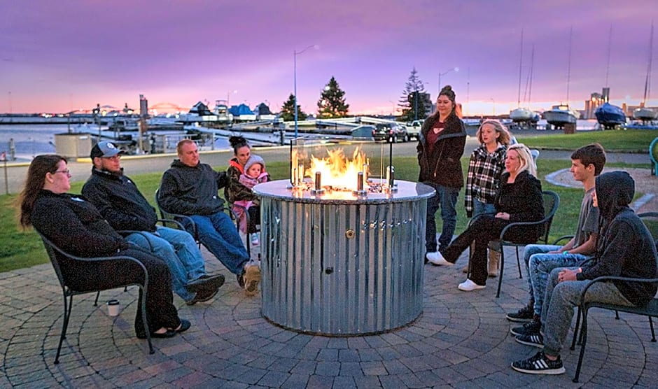 Park Point Marina Inn