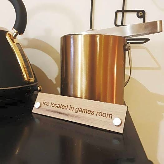 The Green Monkey Lux Suite at The Grumpy Schnauzer B&B Private Hot Tub, Gym, Breakfast, Stunning!