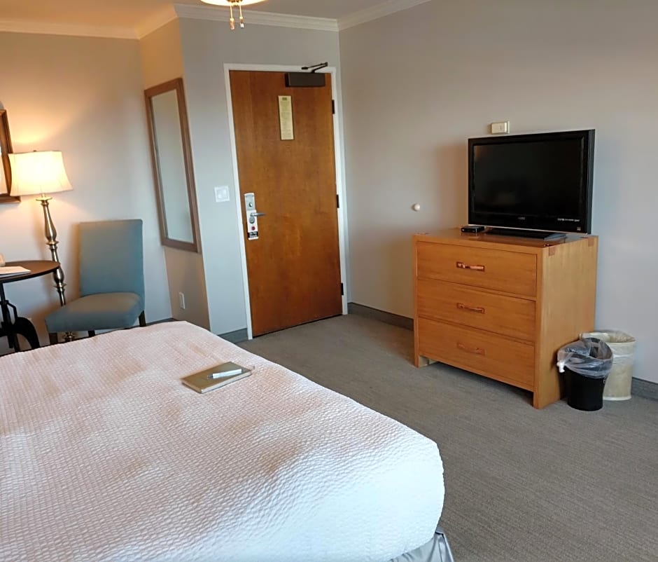 456 Embarcadero Inn & Suites