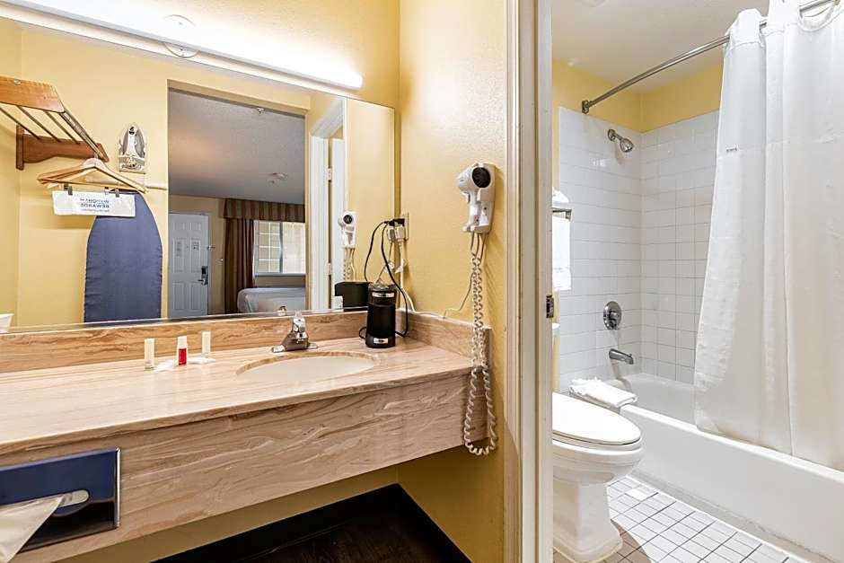 Days Inn by Wyndham Federal Way