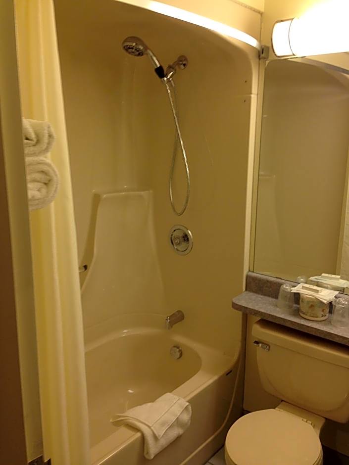 Petawawa River Inn & Suites