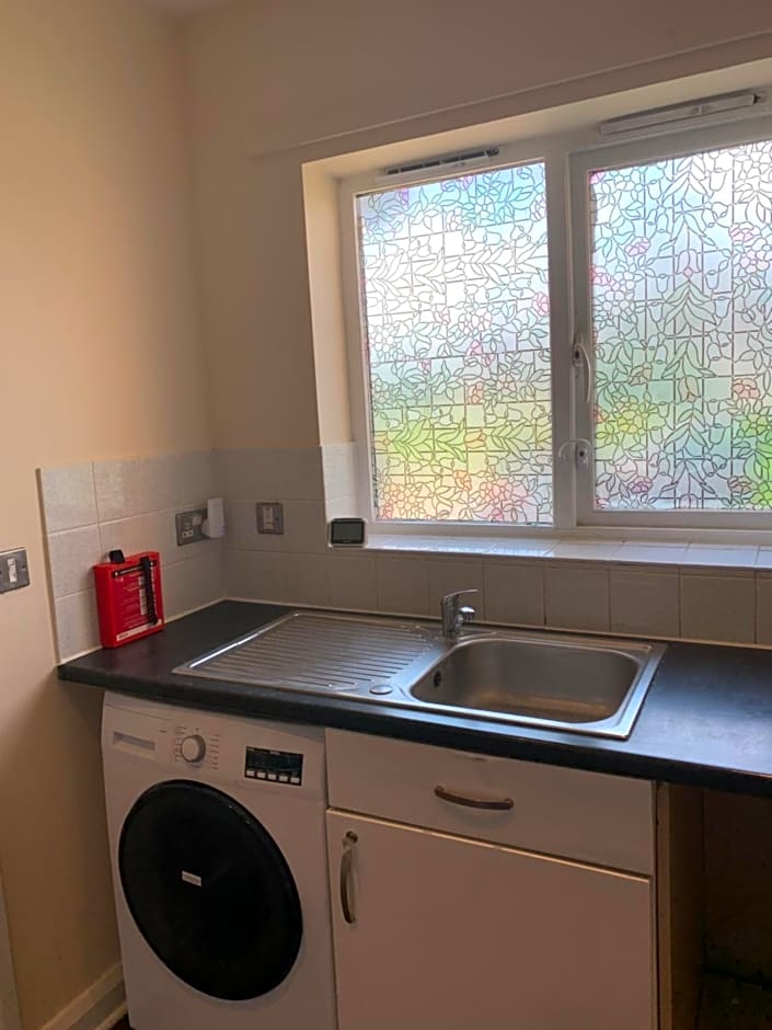 Private Rooms In A Cheerful 4-Bedroom Town House