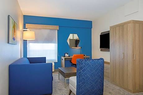 King Suite with Communication Mobility Accessible Tub