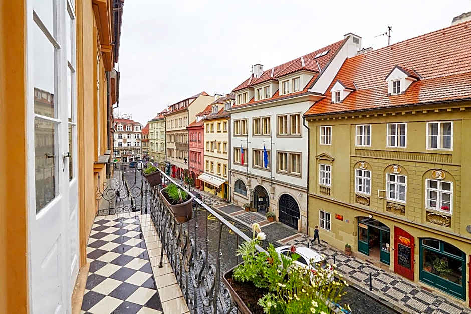 Three Golden Crowns Apartments