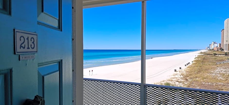 ON THE BEACH! COUPLES GETAWAY,HONEYMOON SWEET, Perfectly Cozy Beach Front Condo, full kitchen, pool, free parking,CHECK-IN AT DOOR