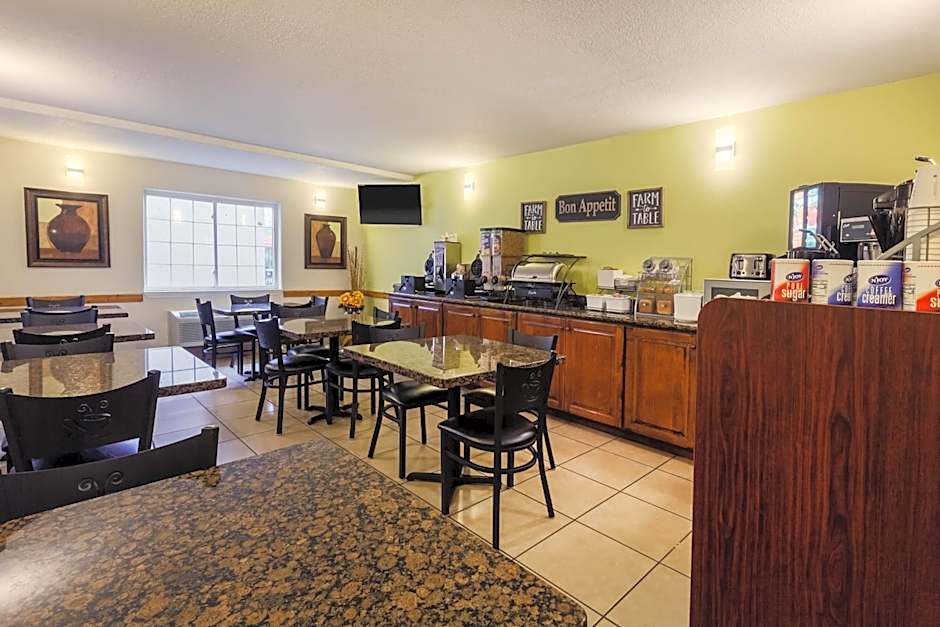 Super 8 by Wyndham Beaumont I-10 South/College St