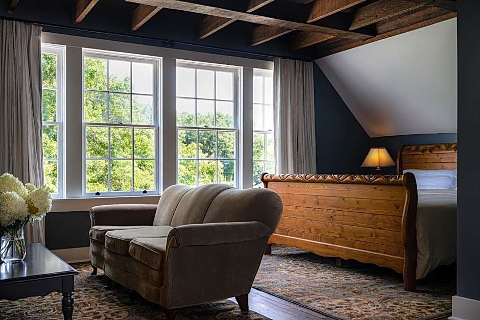 The NuWray Hotel & Carriage House