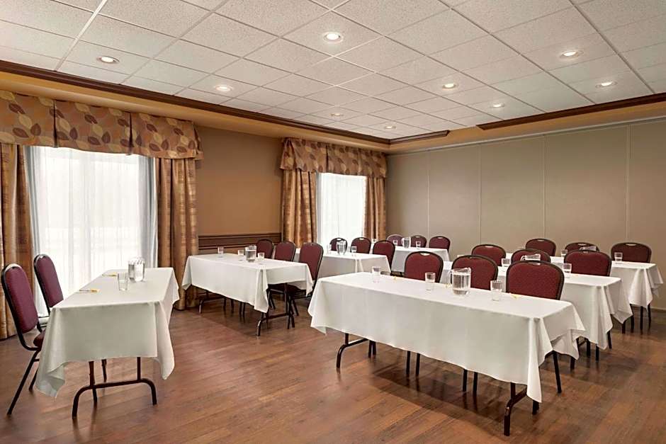 Days Inn by Wyndham Levis