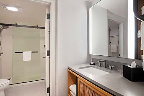 Suite, 2 Bedrooms (Mobility/Hearing Access, Roll-in Shwr)