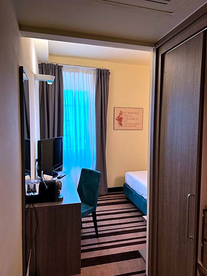 Jet Hotel