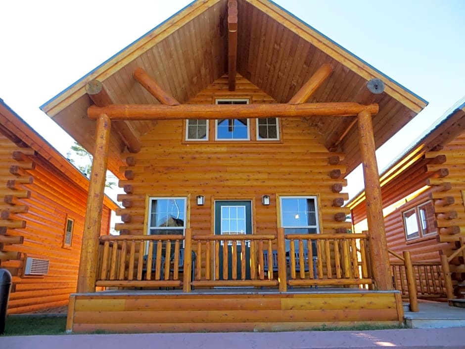 Cabins of Mackinaw & Lodge