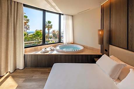 Suite with Spa Bath - Front Sea View