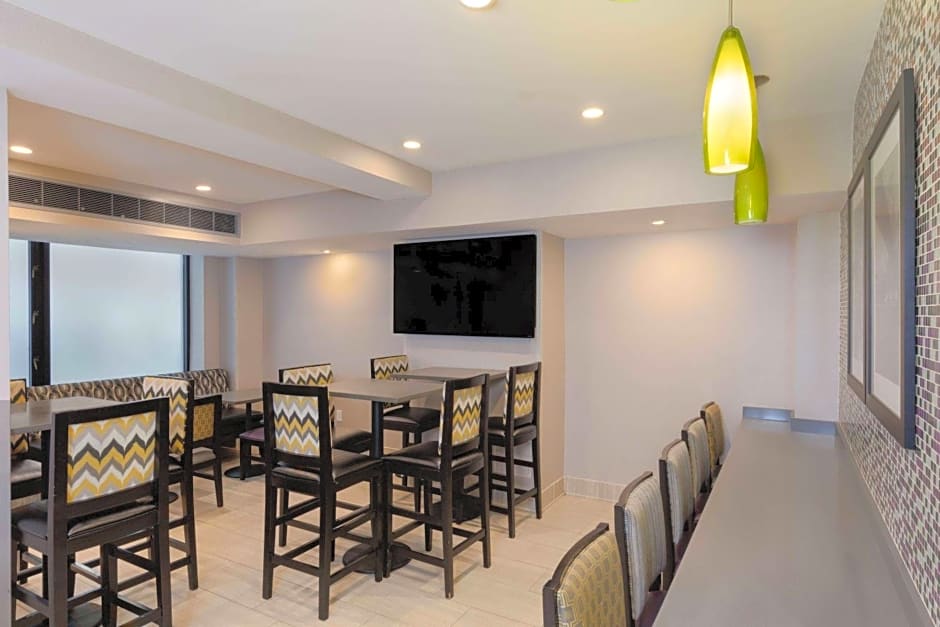 La Quinta Inn & Suites by Wyndham New York City Central Park