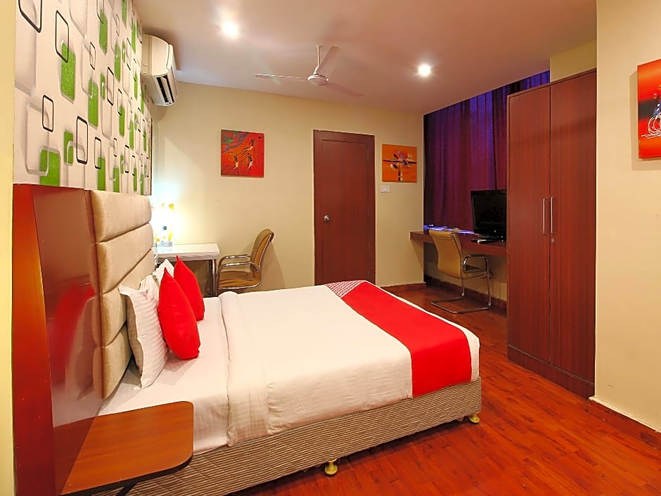 Capital O 18592 M Hotel