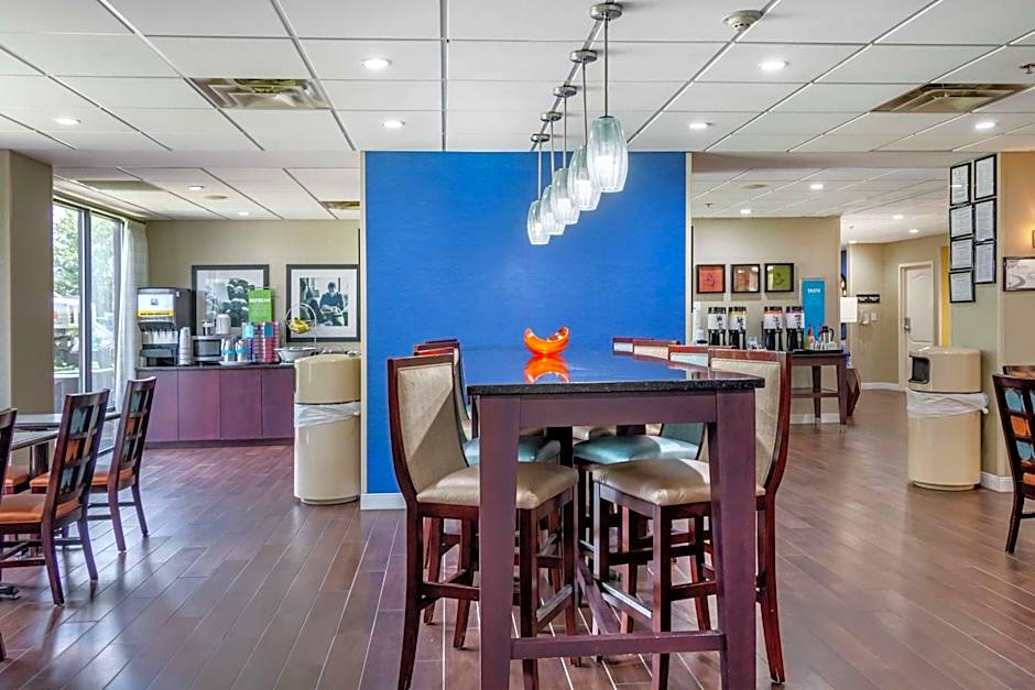 Hampton Inn By Hilton Adel