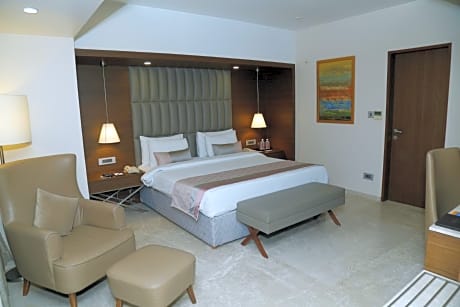 Grand Suites (15% discount on food and soft beverage)