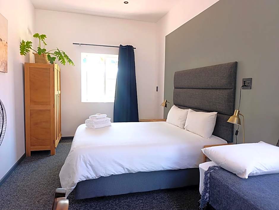 Guinea Fowl Lodge - Lagoon & Heads View B&B, Central Knysna