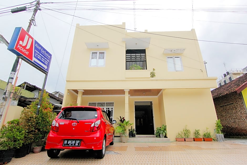 JJ House Gejayan by ZUZU