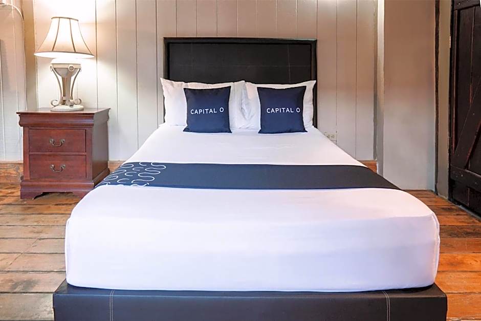 Capital O Hotel Villa Azura