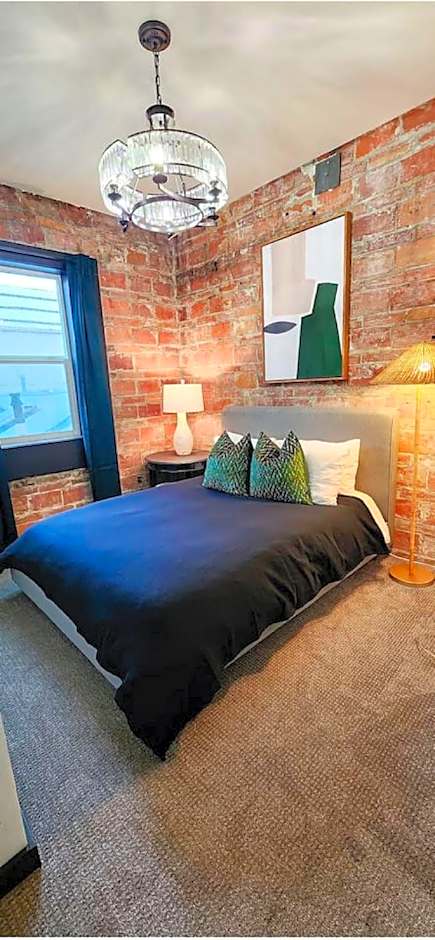 Speakeasy Queen Suite (Rm 7)