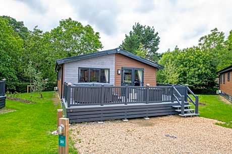 Indulgent 8 Berth Lodge with Hot Tub