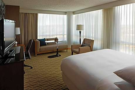 Executive King Room, M Club lounge access, Larger Guest room, 1 King