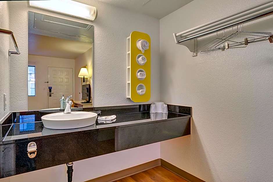 Super 8 by Wyndham Santa Rosa North
