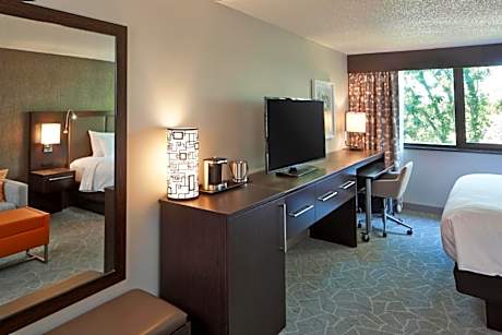 King Room with Accessible Tub - Mobility and Hearing Access