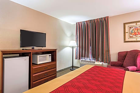 1 King Bed, Smoking, Accessible
