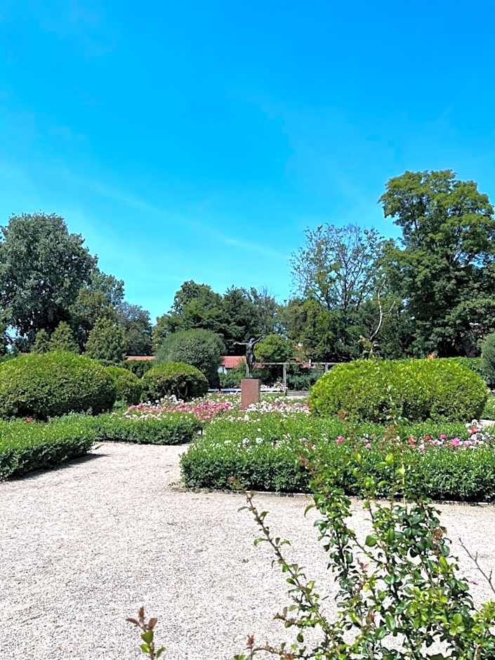 Dedek Park - historyczny dworek w pięknym Parku Skaryszewskim obok Stadionu Narodowego