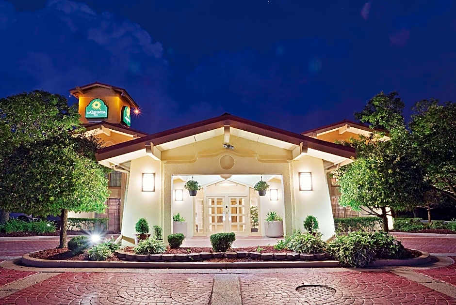 Norwood Inn & Suites  Merrillville