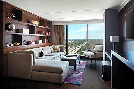 King Room with Adapted Tub - Mobility Accessible