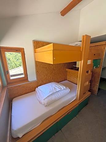 Private Room for 5 People - Shared Toilets