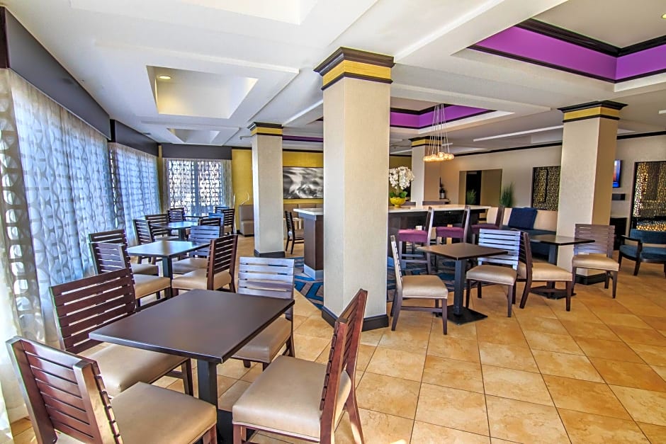 Holiday Inn Express Hotel & Suites Farmington By IHG