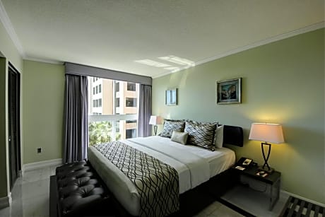 Deluxe One-Bedroom Suite with Partial Bay or Pool-view and Balcony