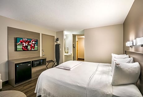Premium King Room Disability Access Smoke Free (Upgraded Bedding and Snack Box)