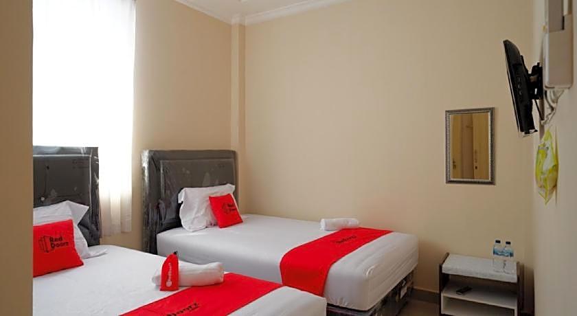 RedDoorz near Millenium Waterpark Palu