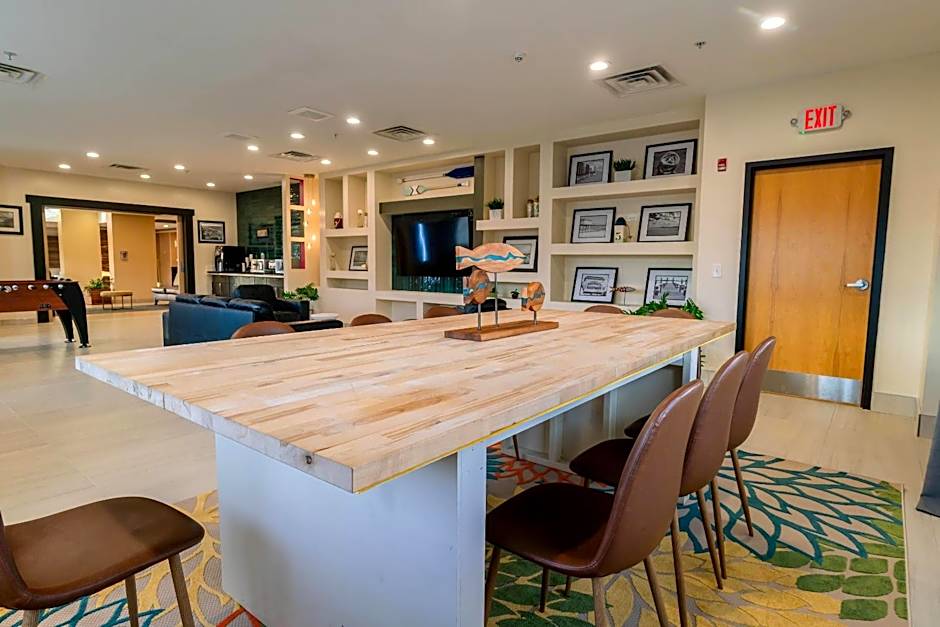 Gateway Hotel & Suites, an Ascend Collection Hotel