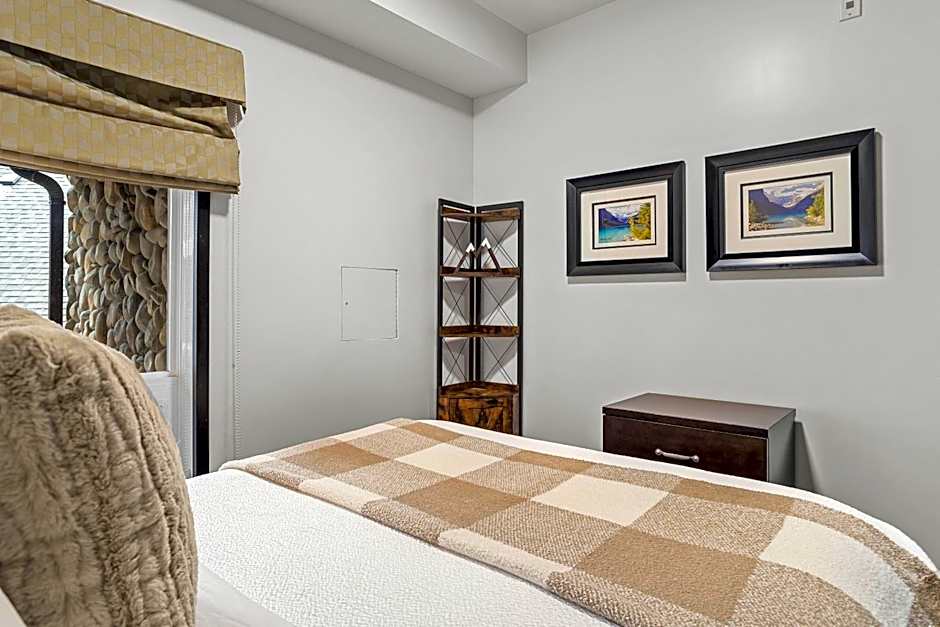 Outstanding Mountain Condo WATERSLIDE and HOT TUB managed by Little Sister Getaways