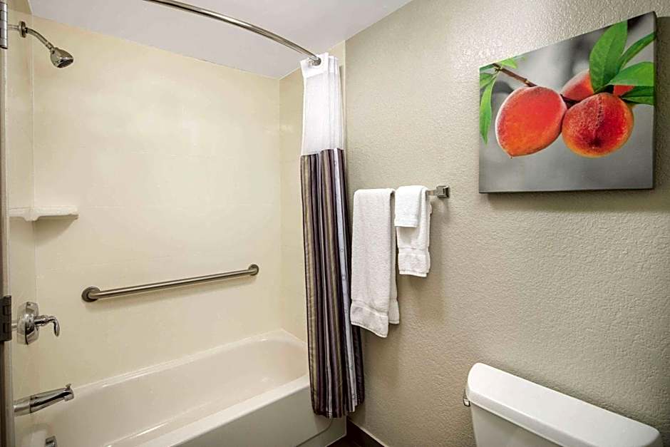 La Quinta Inn & Suites by Wyndham Atlanta Airport North